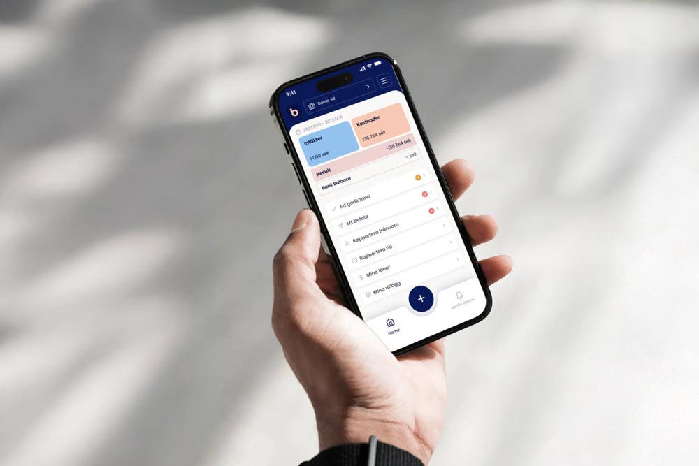 Manlig hand håller i en mobiltelefon med Bflow-appen öppen